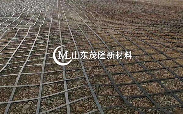 《哈牡铁路》土工格栅、复合土工膜施工