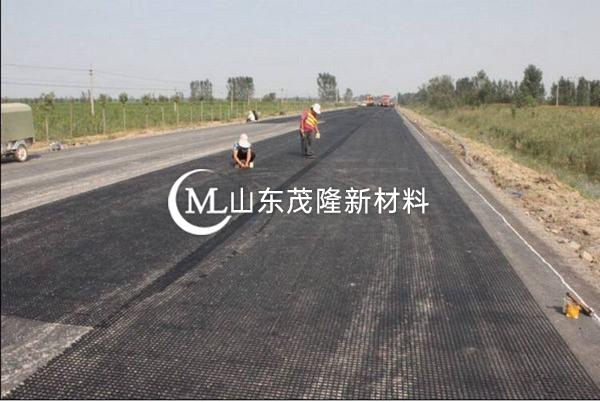 ?塑料土工格栅铺设方向一直与路基中线垂直