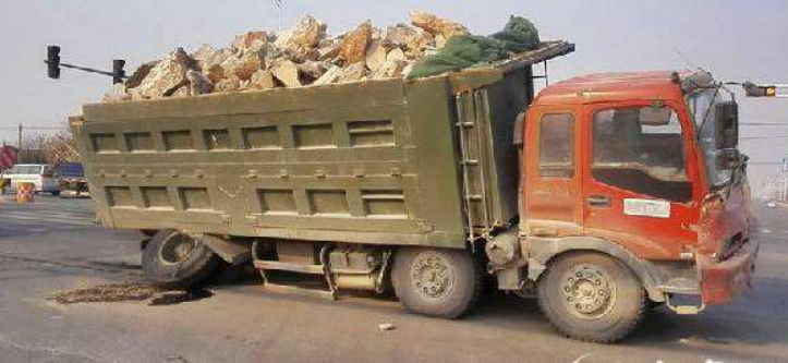 大货车超载，让土工格栅道路情何以堪