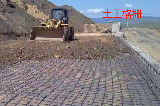 雨季，土工格栅在堤防中的作用是什么?