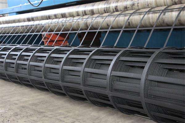 怎么用钢塑土工格栅解决道路沉降缝的问题？