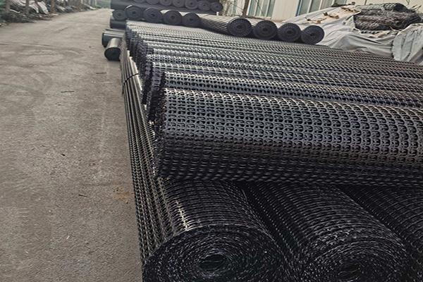 在铺设土工格栅之前为什么要做好防水？