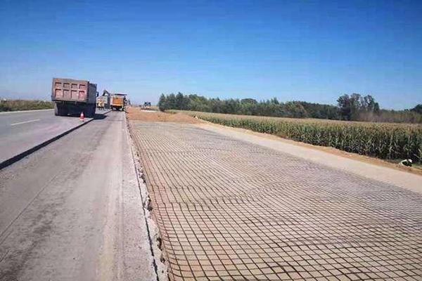 土工格栅为什么铺设在混凝土路面