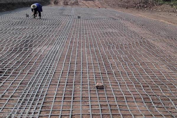土工格栅在路基中是怎么施工的呢？