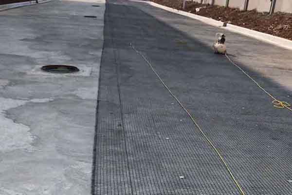 土工格栅在城市白改黑道路上怎么施工呢？