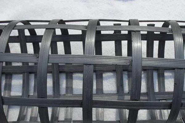 钢塑土工格栅的反射裂缝增强原理及方法解析  第2张