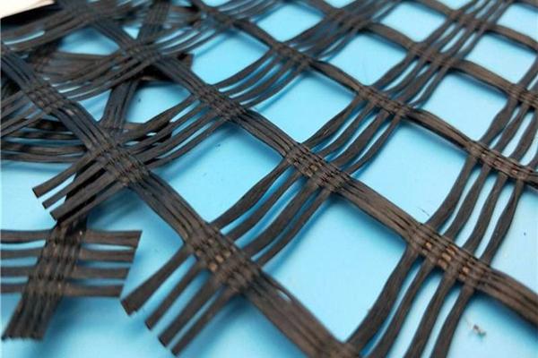 水泥混凝土路面施工，了解土工格栅的应用方法  第2张