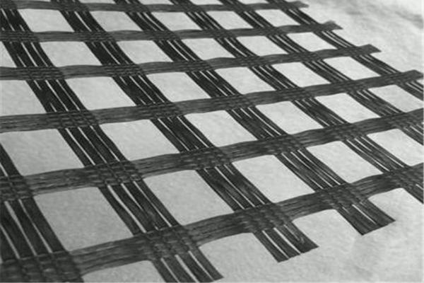 土工格栅与钢筋哪个更牢固？铺设究竟要选哪个？