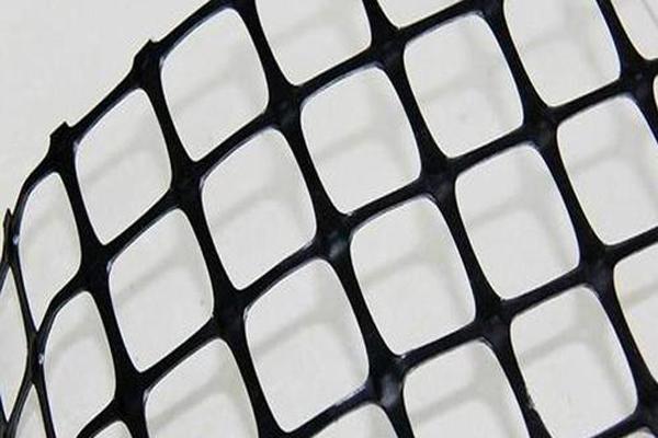 聚酯土工格栅是否含有钢丝构成？