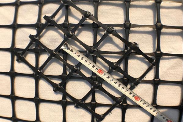 双向土工格栅在堤坝维护中的应用