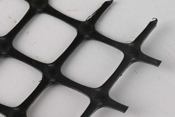 双向土工格栅与传统加固技术的比较