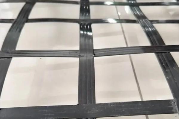 高韧性聚酯纱线集束土工格栅在边坡防护工程中的应用