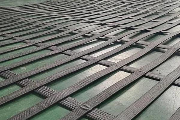 高韧性聚酯纱线集束土工格栅与玻纤格栅的区别