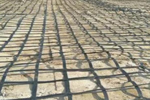 高韧性聚酯纱线集束土工格栅与钢塑格栅的区