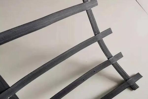 高韧性聚酯纱线集束土工格栅容易断裂吗