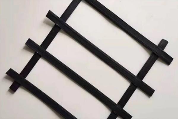 揭秘高韧性聚酯纱线集束土工格栅：为何它能成为工程加固的首选材料？