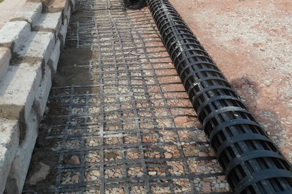 高韧性聚酯纱线集束土工格栅：如何助力公路路基加固和边坡防护？  第3张