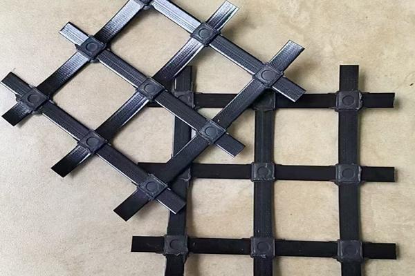 高韧性聚酯纱线集束土工格栅是怎么制作的